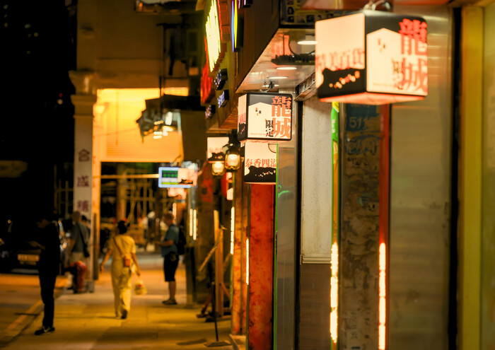 一行店舖的燈飾設計，為「龍城」增添了溫馨的氛圍。